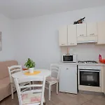 Cozy In With Kitchen Макарска