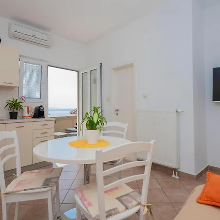 Cozy Home In Makarska With Kitchen Vikendica *