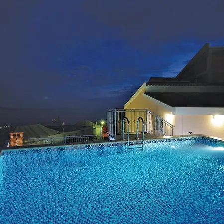 Cozy Home In Makarska With Kitchen