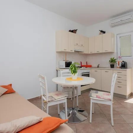 Cozy Home In Makarska With Kitchen Vikendica *