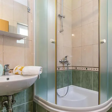 Cozy Home In Makarska With Kitchen Vikendica