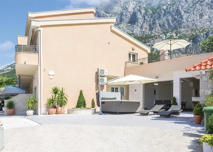 Cozy Home In Makarska With Kitchen *