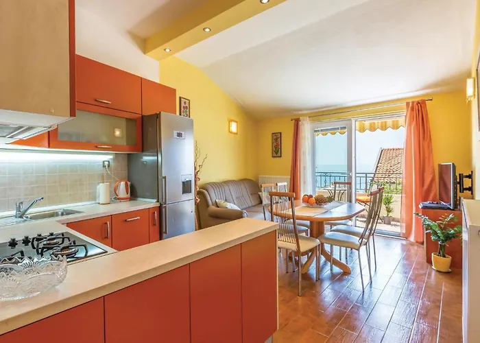 Cozy Home In Makarska With Kitchen *